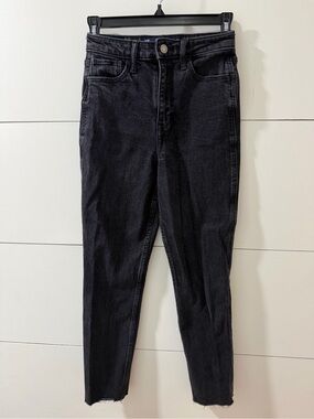 Hollister Ultra-High Rise Mom Jeans in Black wash